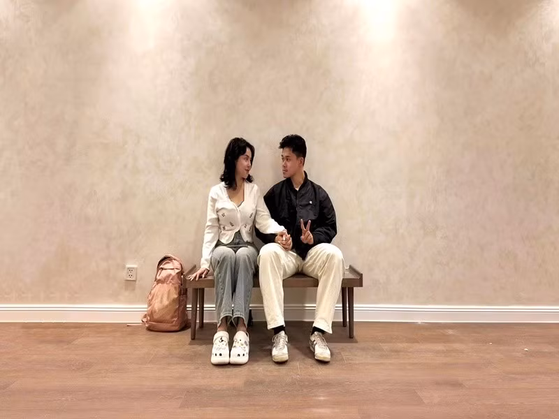 Vợ chồng Thái Trinh nhìn nhau đắm đuối trong căn nhà mới năm 2024. Ảnh: FB Thái Trinh.