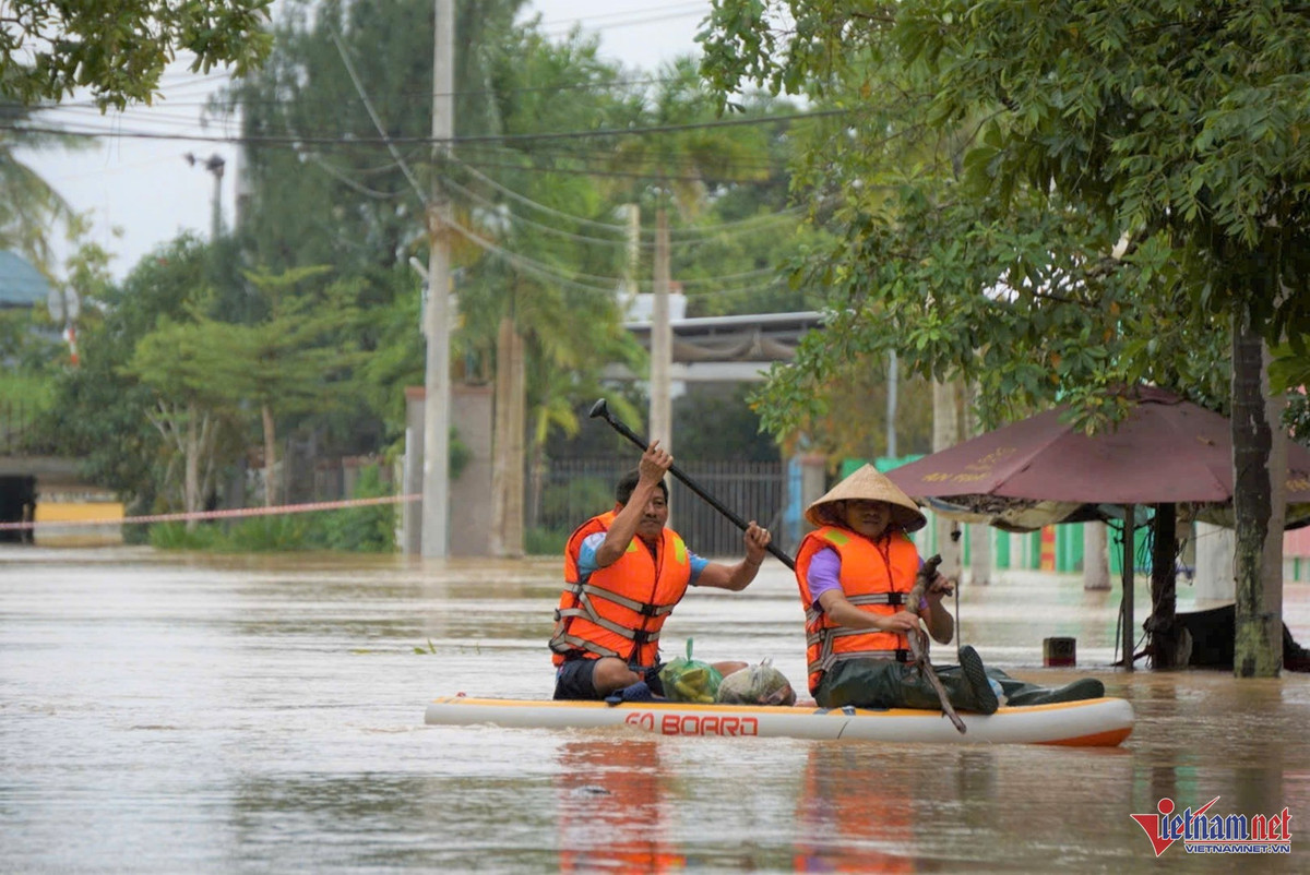 Theo người dân, lũ trên sông Vu Gia ở xã Đại Lộc hạ bớt vào trưa ngày 28/10 nhưng đến chiều tối lại tiếp tục dâng. Nhiều khu vực trũng thấp hai bên đường ngập khoảng 1,5-2m.