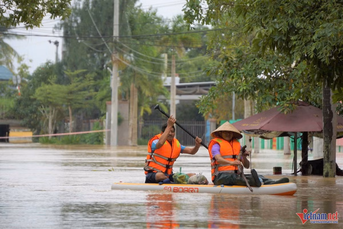 Theo người dân, lũ trên sông Vu Gia ở xã Đại Lộc hạ bớt vào trưa ngày 28/10 nhưng đến chiều tối lại tiếp tục dâng. Nhiều khu vực trũng thấp hai bên đường ngập khoảng 1,5-2m.