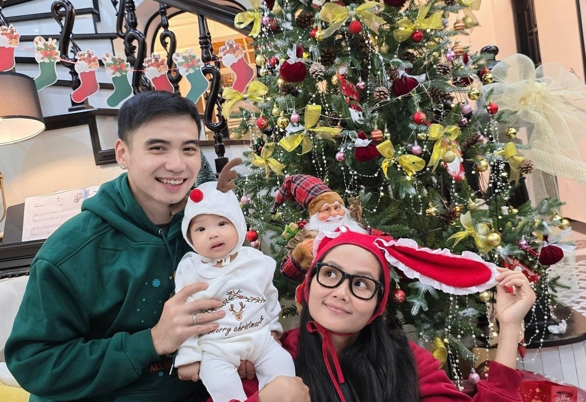 H’hen Niê kết hôn với nhiếp ảnh gia Tuấn Khôi. Cặp đôi có con gái đầu lòng vào năm 2025. Trên mạng xã hội, nàng hậu thỉnh thoảng chia sẻ những khoảnh khắc đời thường giản dị bên chồng con, từ bữa cơm nhà, chuyến đi ngắn ngày đến những khoảnh khắc sinh hoạt mộc mạc, gần gũi. Ảnh: FB H’hen Niê.