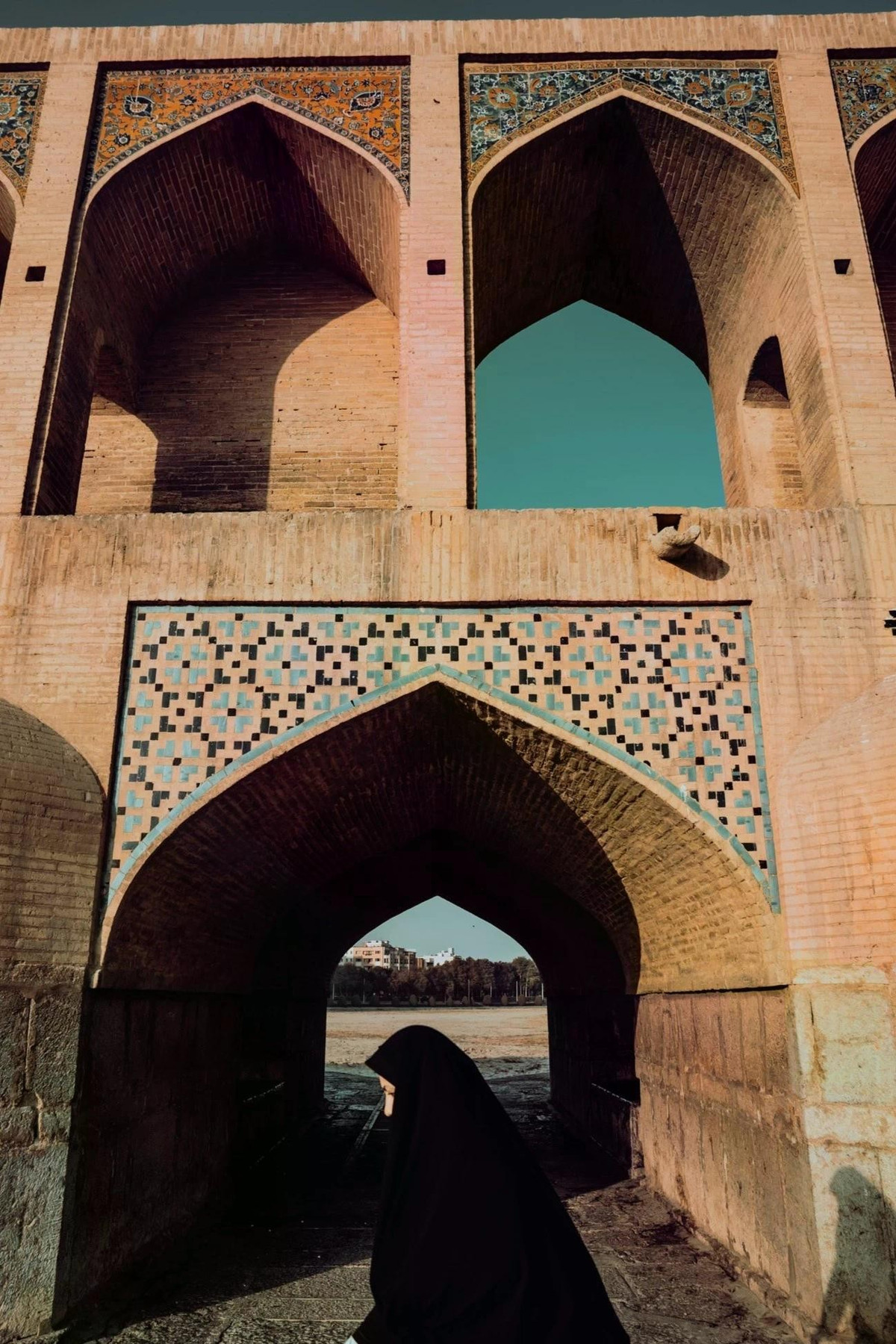 Nhà thờ Vank được xây dựng vào thế kỷ 17 để phục vụ cộng đồng người Armenia định cư tại đây. Nhà thờ hòa trộn giữa phong cách kiến trúc Ba Tư và Armenia, nổi bật với tháp chuông kết hợp vòm. Dù bên ngoài đơn giản, nội thất bên trong lại gây bất ngờ vì độ rực rỡ. Ngước nhìn lên trần vòm sẽ thấy các bức bích họa mô tả các câu chuyện Kinh thánh. Ngoài ra, nhà thờ còn có thư viện, bảo tàng, khu nghiêm táng và tượng đài tưởng niệm.