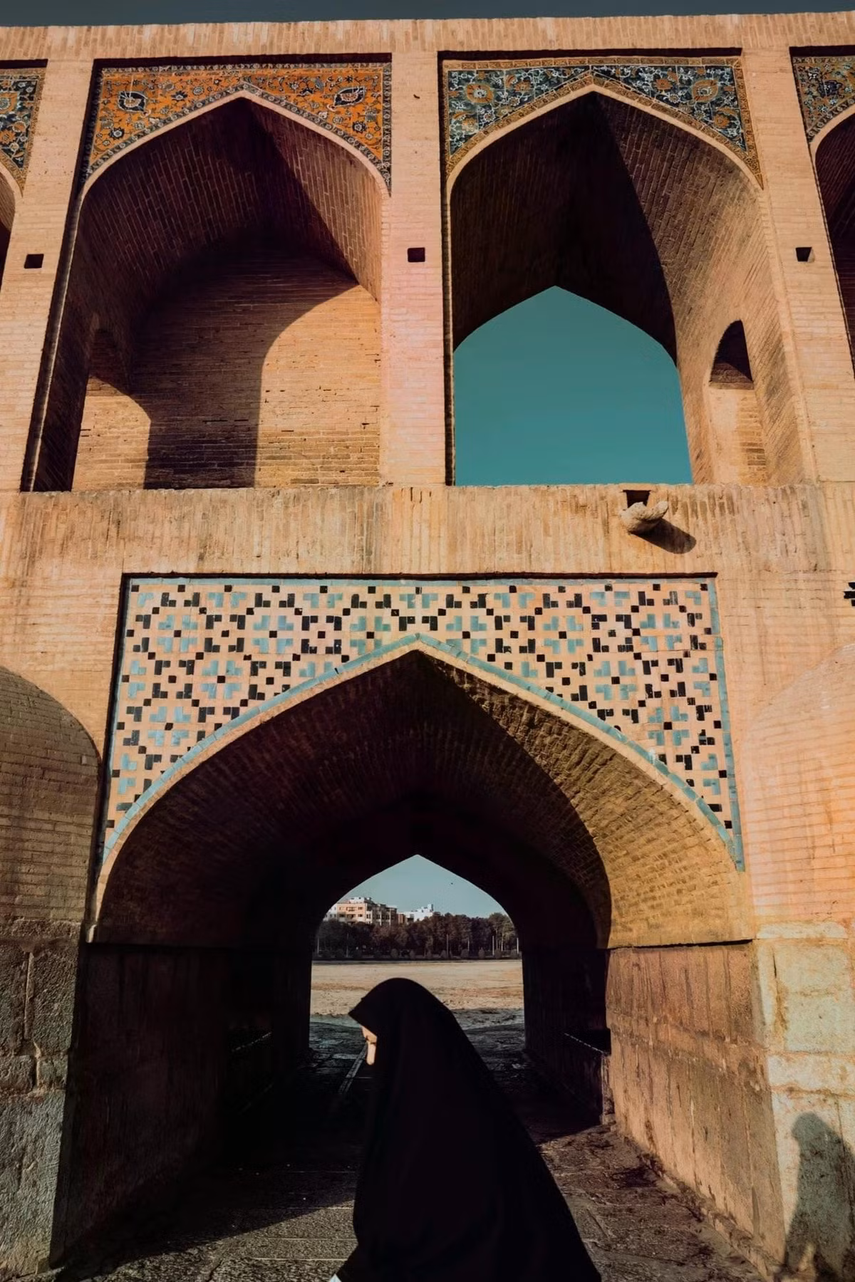 Nhà thờ Vank được xây dựng vào thế kỷ 17 để phục vụ cộng đồng người Armenia định cư tại đây. Nhà thờ hòa trộn giữa phong cách kiến trúc Ba Tư và Armenia, nổi bật với tháp chuông kết hợp vòm. Dù bên ngoài đơn giản, nội thất bên trong lại gây bất ngờ vì độ rực rỡ. Ngước nhìn lên trần vòm sẽ thấy các bức bích họa mô tả các câu chuyện Kinh thánh. Ngoài ra, nhà thờ còn có thư viện, bảo tàng, khu nghiêm táng và tượng đài tưởng niệm.