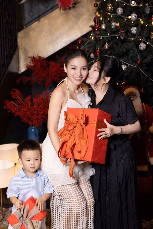 "Cảm ơn mẹ luôn ở bên cạnh, hỗ trợ và chăm sóc con cháu từng chút một. Nhờ có mẹ mà gia đình mình luôn ấm áp và đầy tiếng cười. Chúc mẹ tuổi mới thật nhiều sức khỏe, bình an và luôn hạnh phúc bên con cháu. Thương mẹ thật nhiều", Phương Trinh Jolie viết. Ảnh: FB Phương Trinh Jolie.