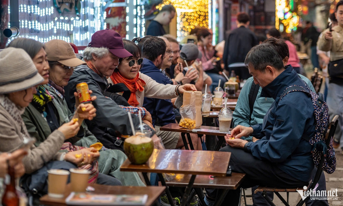 Phố đường tàu cũng thu hút đông người dân và du khách đến uống cà phê, du xuân trong những ngày đầu năm.