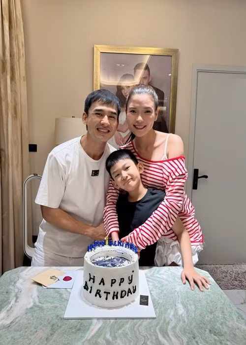 Một trong những nguyên tắc của vợ chồng Lương Thế Thành trong đời sống hôn nhân chính là tôn trọng công việc của nhau, phải biết san sẻ việc nhà. Ảnh: FB Thúy Diễm.