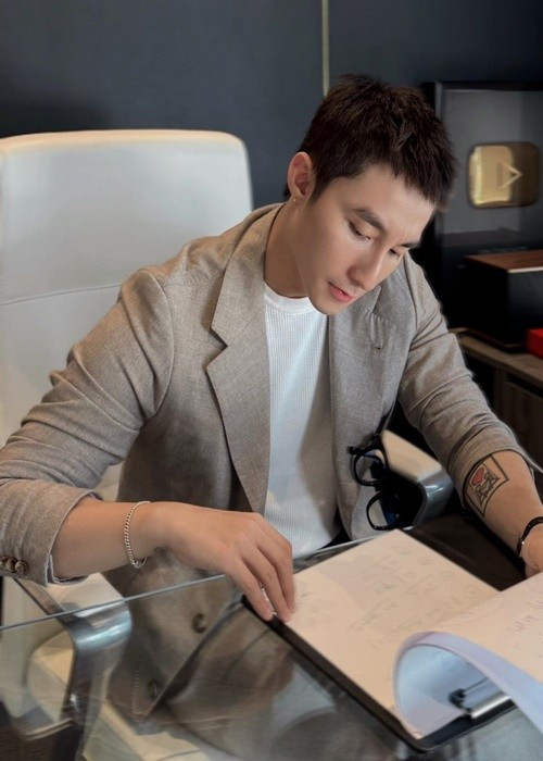 "Vấn đề đến từ sự chênh lệch kỹ thuật trong hệ thống thuế điện tử do hệ thống chưa tự động bù trừ được đối với khoản thuế mà công ty đã tạm nộp ở tỉnh ngoài khác nơi đóng trụ sở chính", người đại diện cho hay. Ảnh: FB Sơn Tùng M-TP.