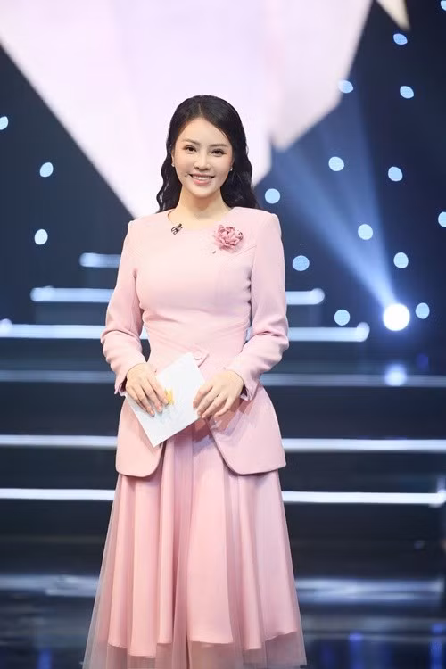 Thụy Vân chia sẻ thêm, may mắn lớn nhất của cô là luôn có gia đình bên cạnh, đặc biệt là chồng và người thân luôn ủng hộ để cô được sống với đam mê dẫn chương trình. Ảnh: FB Thụy Vân.