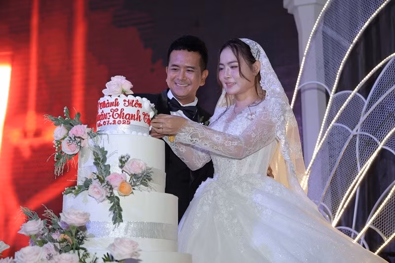 Hùng Thuận chia sẻ trên Vietnamnet, đối với anh, đám cưới là dấu mốc để bước qua 1 trang mới của cuộc đời. "Xin cảm ơn vợ và gia đình 2 bên vì tất cả”, "bé An" cho hay. Ảnh: FB Hùng Thuận.