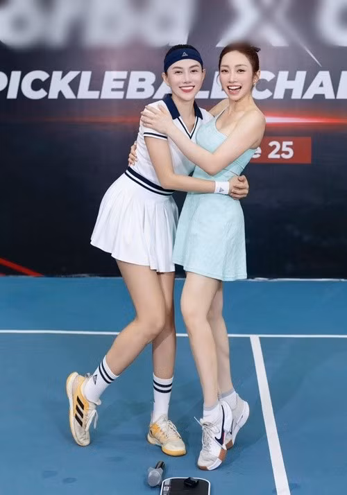 Lý Thùy Chang đọ sắc người mẫu Lê Hà trong một buổi tập luyện. Ảnh: FB Lý Thùy Chang.