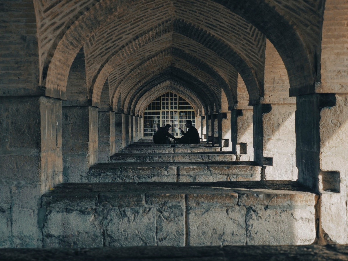 Người dân Iran thường tụ tập dưới những vòm nhọn của cầu Khaju để trò chuyện và thư giãn. Cây cầu này cũng góp mặt trong danh sách những cây cầu nổi tiếng tại Iran. Kiến trúc cầu gồm 2 tầng, sử dụng đá và gạch, tổng 23 nhịp. Không đơn thuần là một cây cầu, Khaju còn đóng vai trò như một đập nước để điều tiết dòng chảy của sông Zayanderud.