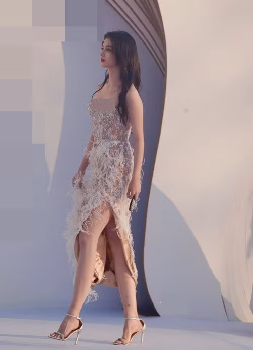 Vương Sở Nhiên khoe đôi chân thẳng tắp, vòng một căng đầy tại một sự kiện. Ảnh: Arttimes.