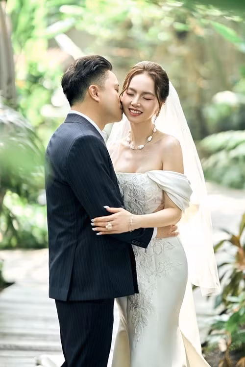 Cô bày tỏ: "Cảm ơn người đã tìm thấy em năm 2008, đưa em lên màn ảnh và đến tận bây giờ vẫn cho em theo làm phim - hành trình tuyệt vời nhất em từng trải nghiệm. Cảm ơn người đã là trụ cột của gia đình, đã trao cho em 2 thiên thần nhỏ bé như điều kỳ diệu có thật trên đời. Cảm ơn vì đôi tay bố chăm con còn giỏi hơn cả mẹ, chăm vợ giỏi hơn vợ chăm chồng, lại còn yêu vợ và 2 con hơn chính bản thân mình".