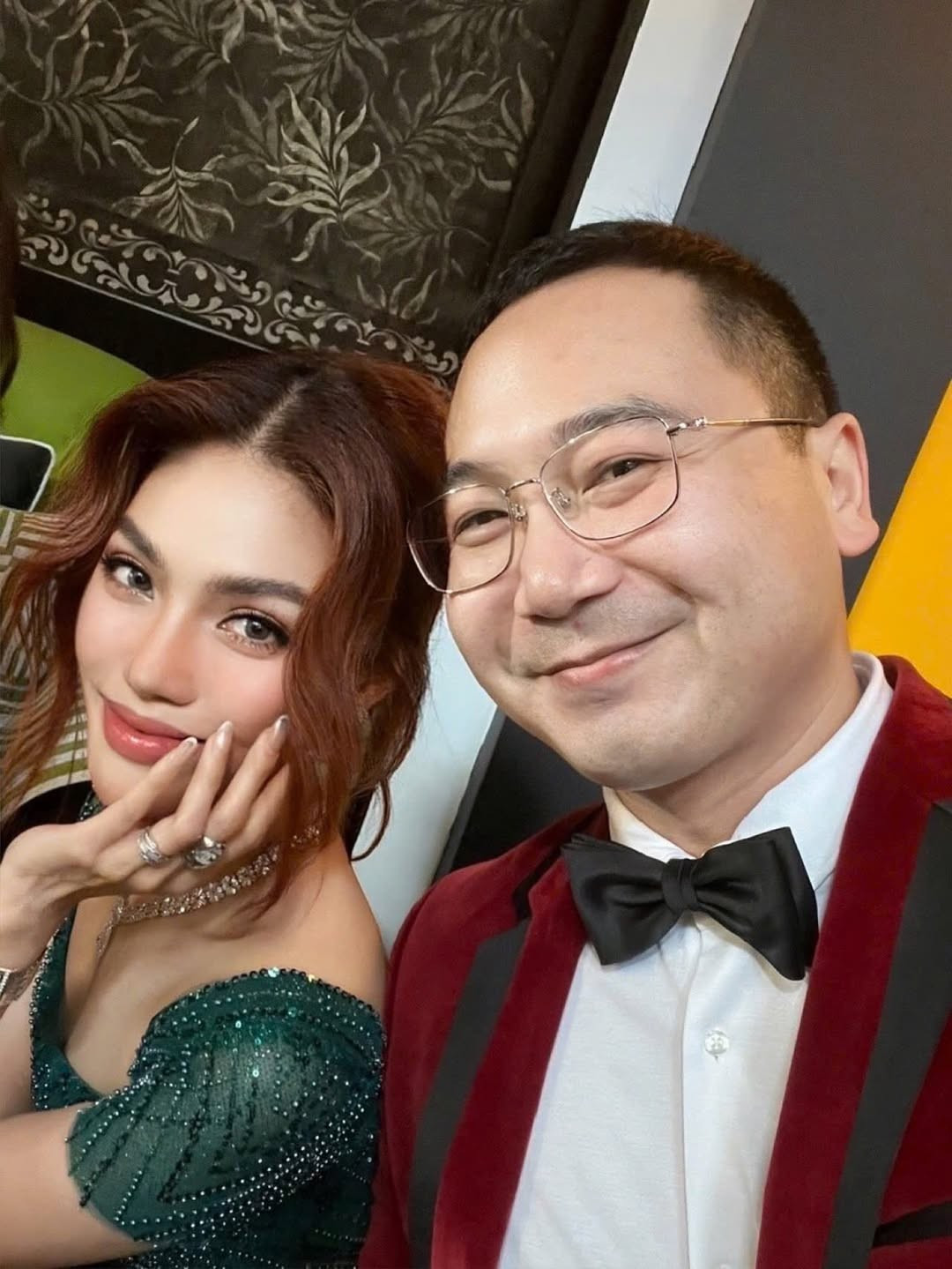 Lan Khuê cùng doanh nhân Tuấn John dự đám cưới của Tiên Nguyễn. Trên trang cá nhân, Tuấn John nhắn nhủ vợ chồng Tiên Nguyễn - Justin rằng cả hai mang đến cho mọi người quá nhiều kỷ niệm khó quên trong đám cưới. Tuấn John còn chúc mừng Tiên Nguyễn - Justin mãi mãi hạnh phúc. Ảnh: Instagram Lan Khuê.