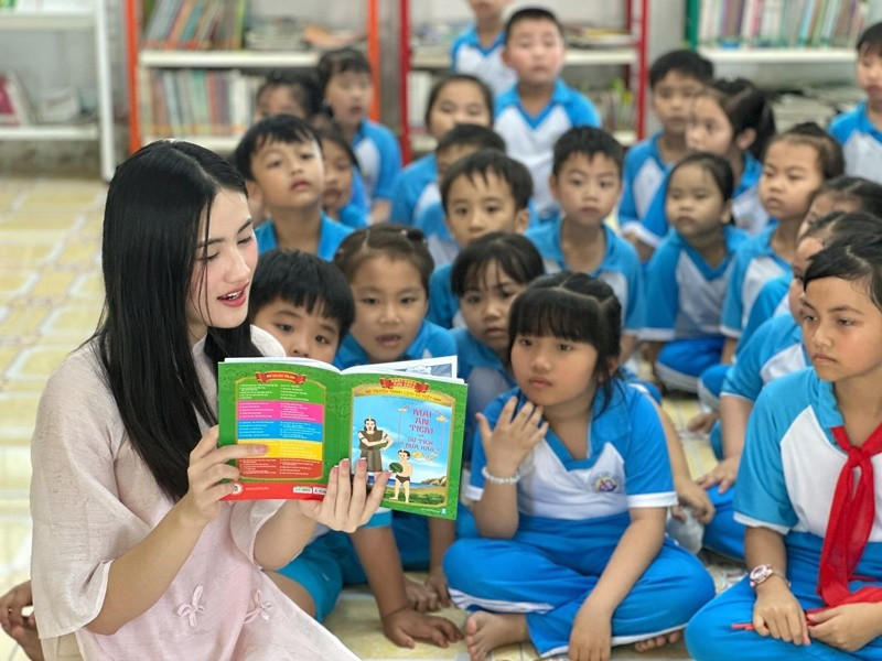 Ý Nhi là một trong hai đại diện thuộc khu vực Châu Á – Thái Bình Dương được gọi tên vào top 8 Dự án nhân ái ở Miss World 2025, bên cạnh người đẹp đến từ Indonesia. Ảnh: FB Sen Vàng.