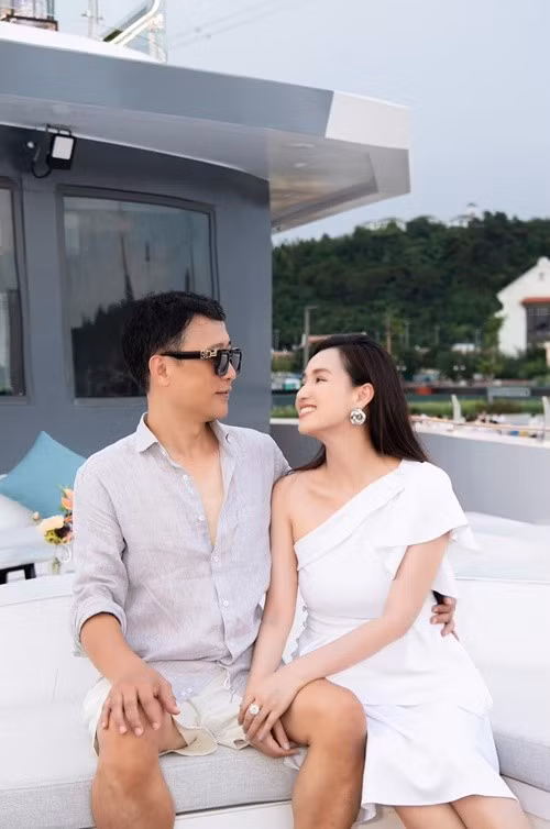 Lã Thanh Huyền và chồng doanh nhân tình tứ trên du thuyền. Ảnh: FB Lã Thanh Huyền.