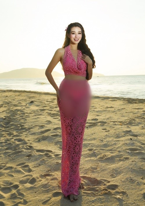 Nữ người mẫu chọn bikini hai mảnh, phối cùng chiếc váy lưới bó sát khéo tôn lên vóc dáng đồng hồ cát. Ảnh: FB Khánh My.