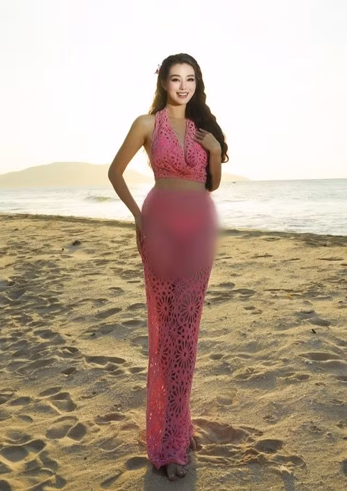Nữ người mẫu chọn bikini hai mảnh, phối cùng chiếc váy lưới bó sát khéo tôn lên vóc dáng đồng hồ cát. Ảnh: FB Khánh My.