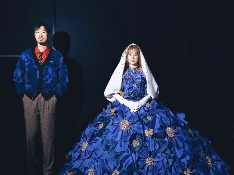 "Đen cũng có những điểm tương đồng trong tính cách, cũng có chung một số sở thích âm nhạc. Mình nghĩ nếu kết hợp được với nhau thì vui", nữ ca sĩ bày tỏ. Ảnh: FB Hoàng Thùy Linh.