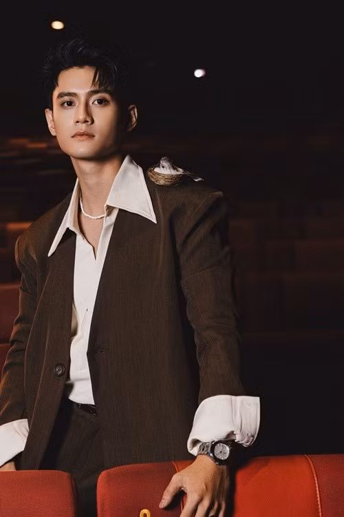 Nam diễn viên sinh năm 2000 từng chia sẻ trên VTV, ngoại hình của anh dễ bị đóng khung với những dạng vai thư sinh, hiền lành nhưng anh tin rằng mình có nhiều tiềm năng để chờ được khám phá, thể hiện với nhiều màu sắc khác.