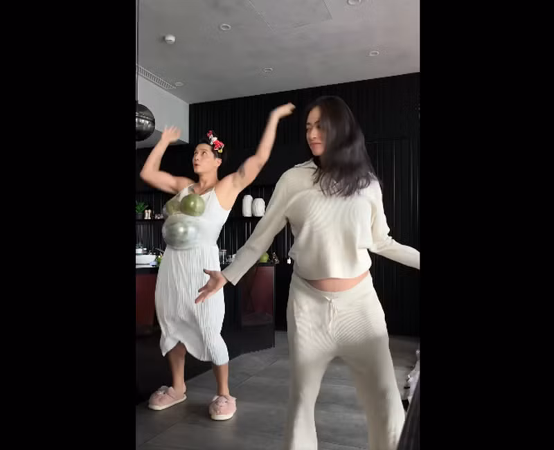 Các clip hóa bà bầu của Huy Trần khiến fan cười nghiêng ngả. "Xem anh chị mang lại cho mình một năng lượng rất tích cực", "Ối giời ông bắt chước giống y chang mấy mẹ", "Công nhận ông diễn nét giống chị nhà", bình luận của một số cư dân mạng. Ảnh: FB Ngô Thanh Vân.