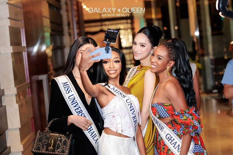 Đại diện Việt Nam chủ động giao lưu với các thí sinh khác. Ảnh: Galaxy Queen.