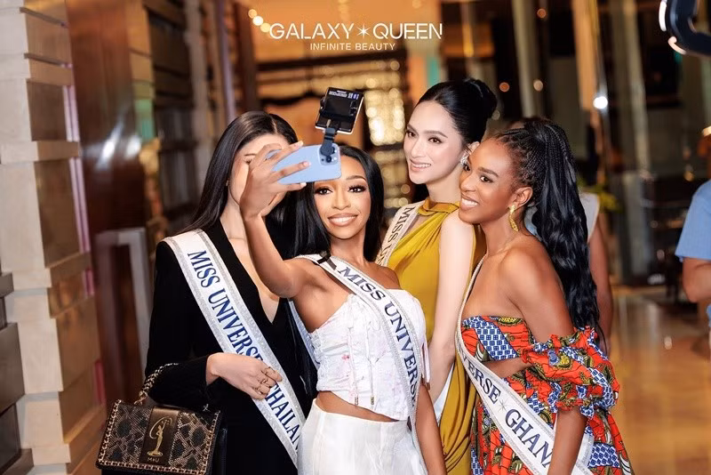 Đại diện Việt Nam chủ động giao lưu với các thí sinh khác. Ảnh: Galaxy Queen.