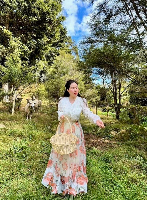 “Lần nào cũng là câu trả lời “Tất nhiên anh rất tự hào về vợ”. Em nhắc đi nhắc lại bởi vì không muốn chồng em quên, vì anh, em đã dừng sự nghiệp, xa bạn bè, gia đình ở Việt Nam”, Trương Phương kể. Ảnh: FB Trương Phương.