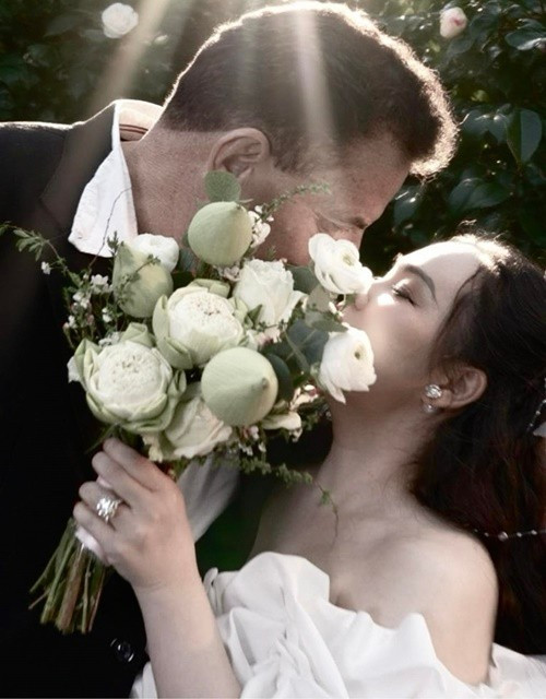 Theo Tiền Phong, trong lễ cưới, Trương Phương chia sẻ: "Con không dám hứa con và anh ấy sẽ sống với nhau trọn đời nhưng con sẽ cố gắng để mọi người không phải đi đám cưới con một lần nữa. Nếu có một lễ cưới khác, đó sẽ là đám cưới vàng hay đám cưới bạc với anh ấy chứ không phải là đám cưới với người khác". Ảnh: FB Trương Phương.