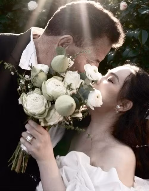 Theo Tiền Phong, trong lễ cưới, Trương Phương chia sẻ: "Con không dám hứa con và anh ấy sẽ sống với nhau trọn đời nhưng con sẽ cố gắng để mọi người không phải đi đám cưới con một lần nữa. Nếu có một lễ cưới khác, đó sẽ là đám cưới vàng hay đám cưới bạc với anh ấy chứ không phải là đám cưới với người khác". Ảnh: FB Trương Phương.