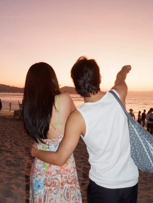 Trong một số bức ảnh, Tăng Duy Tân đặt tay ôm eo Bích Phương khá tự nhiên. Cả hai cũng thường xuất hiện cùng nhau trong nhiều khung hình. Ảnh: Tiền Phong.