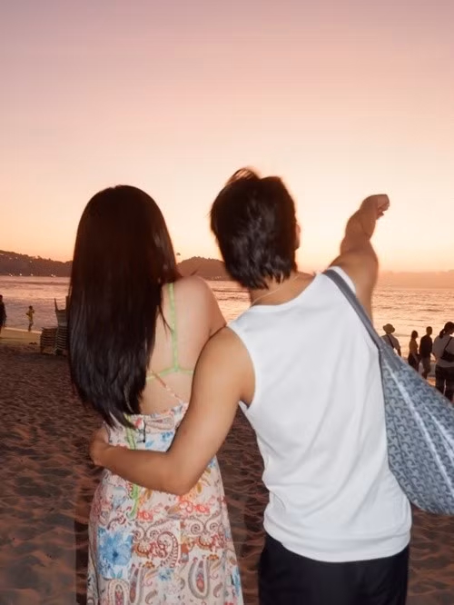 Trong một số bức ảnh, Tăng Duy Tân đặt tay ôm eo Bích Phương khá tự nhiên. Cả hai cũng thường xuất hiện cùng nhau trong nhiều khung hình. Ảnh: Tiền Phong.