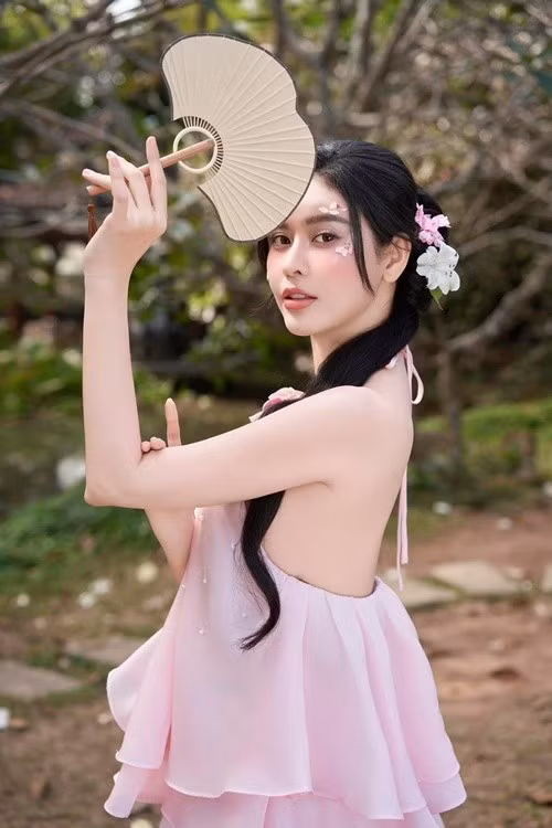 Để duy trì vóc dáng thon gọn, bà mẹ một con chú trọng việc tập luyện nhiều bộ môn như yoga, gym, nhảy. Ảnh: FB Trương Quỳnh Anh.