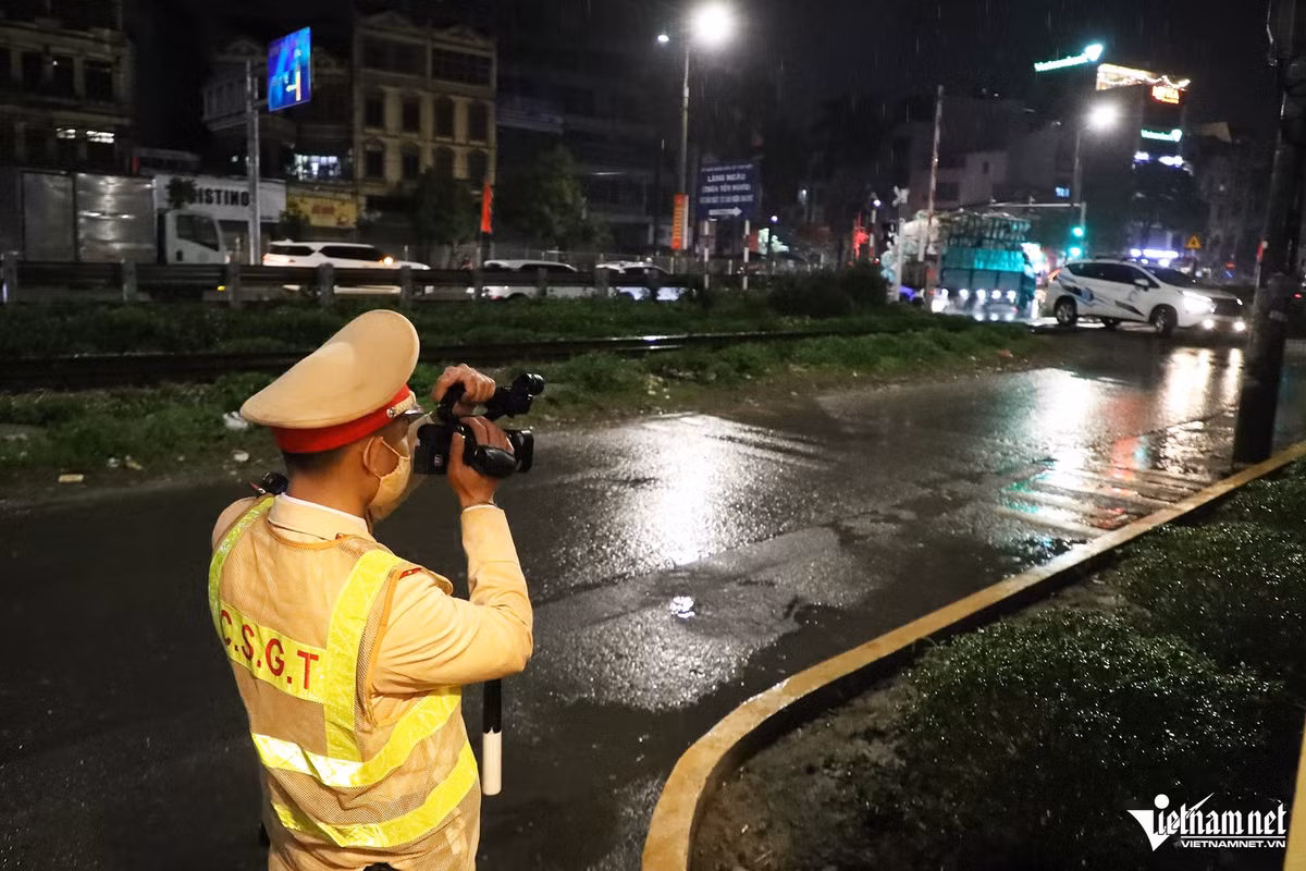 Bên cạnh đó, tổ CSGT còn sử dụng máy quay để ghi hình, xử phạt nguội các trường hợp phương tiện cố tình không chấp hành tín hiệu đường sắt.