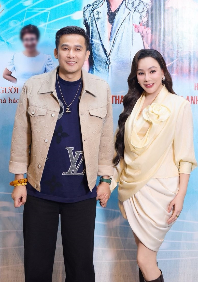 Vợ chồng Hồ Quỳnh Hương nắm tay tình tứ tại sự kiện mới đây.