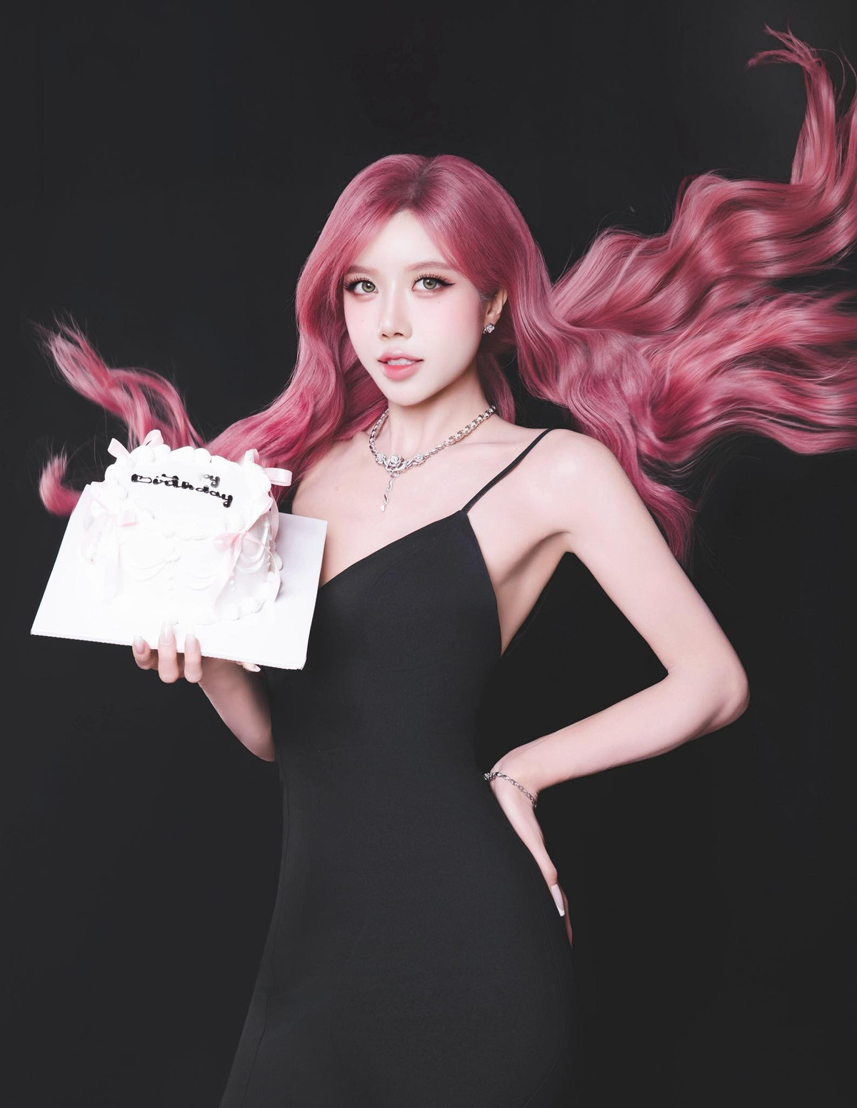 Đón tuổi mới, Trang Pháp bày tỏ: "Tuổi mới, hy vọng sẽ làm được nhiều điều ý nghĩa hơn nữa. Đặc biệt, hy vọng tăng được 3 kg. Cảm ơn những lời chúc, những tình yêu thương của tất cả mọi người rất nhiều! Tuổi 18 ++ của tôi trộm vía mãi đẹp tươi". Ảnh: FB Trang Pháp.