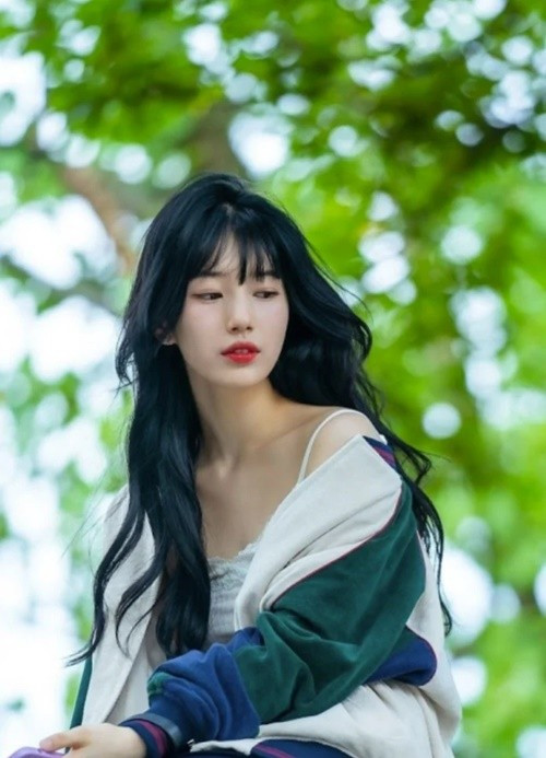 Suzy hiếm khi xuất hiện công khai hay có lịch trình cá nhân tại Việt Nam. Vì vậy, việc nữ ca sĩ kiêm diễn viên chạy bộ ở Hồ Tây nhận được sự quan tâm của nhiều cư dân mạng Việt. Ảnh: Dân Việt.