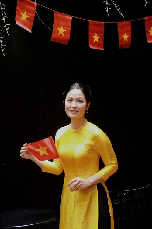 "Người ta nói người nổi tiếng, người đẹp hay gặp đại gia nhưng tôi chẳng hiểu đại gia ở đâu và là đại gia của mình. Phải tự chăm sóc cho bản thân bởi không có gì chắc chắn bằng việc mình dựa vào chính bản thân", cô tâm sự. Ảnh: Tiền Phong.