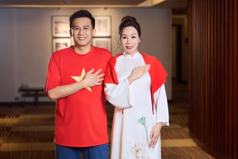 Chào mừng Quốc khánh 2/9, Hồ Quỳnh Hương và chồng diện trang phục in cờ đỏ sao vàng, áo dài.