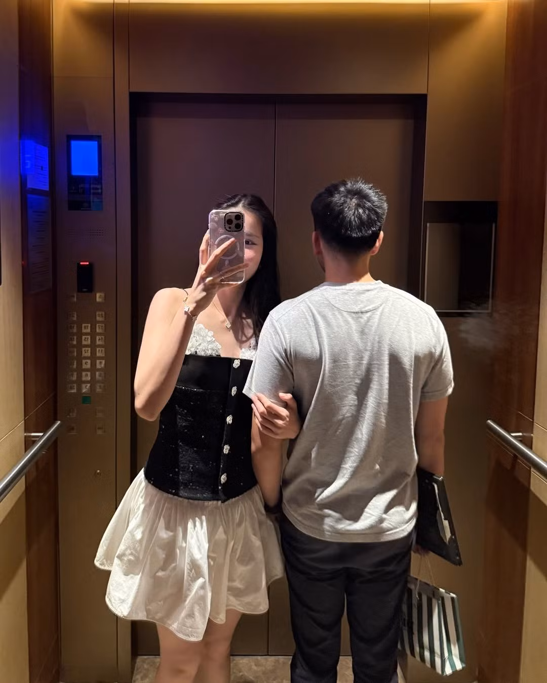 Nàng hậu thường xuyên khoe ảnh tình tứ bên chồng trên trang cá nhân.