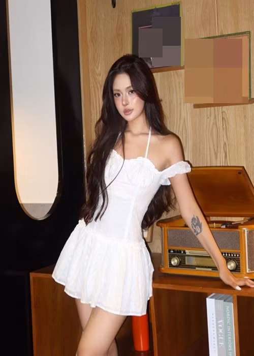 Chiếc váy trắng dáng ngắn mang phong cách tiểu thư giúp người mẫu toát lên vẻ thanh lịch. Phom váy ôm nhẹ phần eo và thiết kế hở vai tạo điểm nhấn gợi cảm vừa phải. Ảnh: FB Joan Tina.