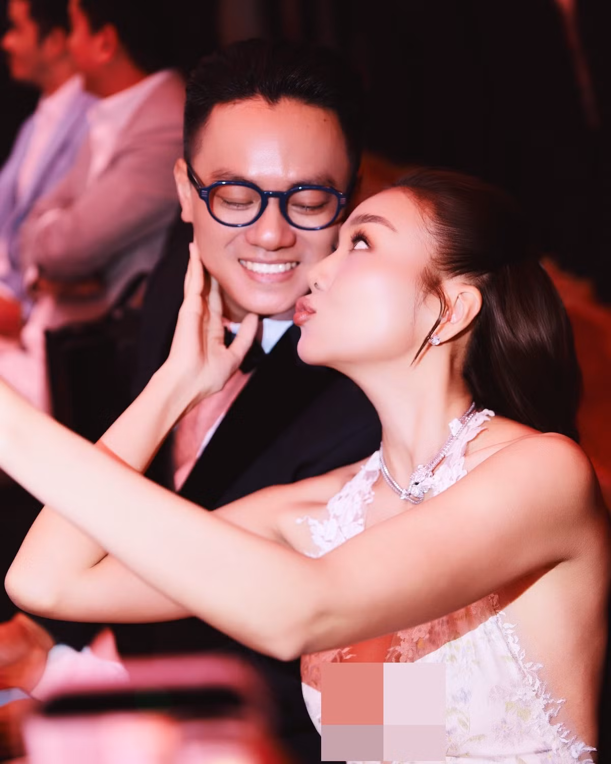 Cặp đôi thoải mái thể hiện tình cảm trước công chúng, nhưng vẫn giữ được sự chừng mực.