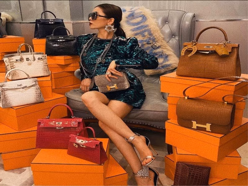 Một trong những niềm vui của nữ ca sĩ là mua sắm. Ảnh: FB Lệ Quyên.