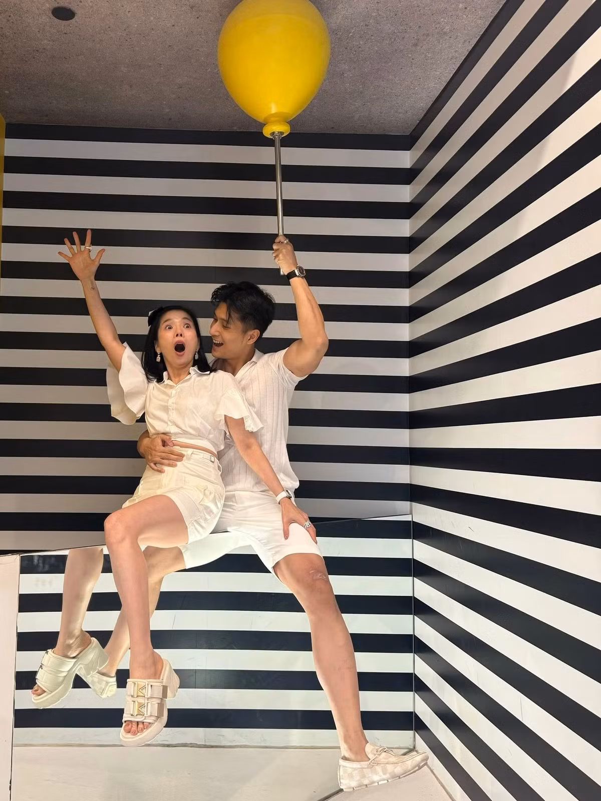 Lâm Bảo Châu là hậu phương vững chắc của Lệ Quyên trong 5 năm qua. Nam người mẫu hỗ trợ bạn gái trong công việc, thường xuyên tháp tùng nửa kia đi diễn. Ảnh: FB Lâm Bảo Châu.