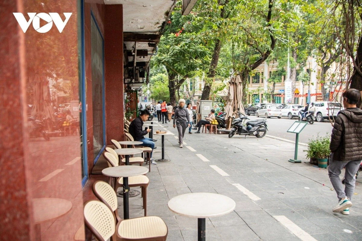 Sau gần một tuần ra quân, ghi nhận trên nhiều tuyến phố tại các phường trung tâm như Ba Đình, Hoàn Kiếm cũng như ở các phường Thanh Xuân, Cầu Giấy…, tình hình trật tự vỉa hè đã có những chuyển biến tích cực bước đầu. Nhiều cơ sở kinh doanh chủ động sắp xếp lại hoạt động, trả lại không gian thông thoáng cho người đi bộ, qua đó từng bước nâng cao ý thức, nhận thức rõ hơn về trách nhiệm gìn giữ không gian công cộng.