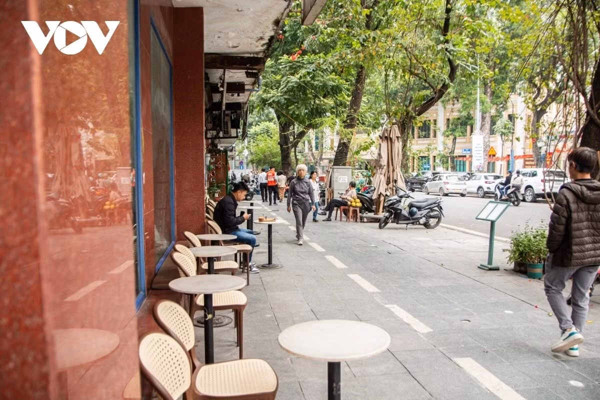 Sau gần một tuần ra quân, ghi nhận trên nhiều tuyến phố tại các phường trung tâm như Ba Đình, Hoàn Kiếm cũng như ở các phường Thanh Xuân, Cầu Giấy…, tình hình trật tự vỉa hè đã có những chuyển biến tích cực bước đầu. Nhiều cơ sở kinh doanh chủ động sắp xếp lại hoạt động, trả lại không gian thông thoáng cho người đi bộ, qua đó từng bước nâng cao ý thức, nhận thức rõ hơn về trách nhiệm gìn giữ không gian công cộng.