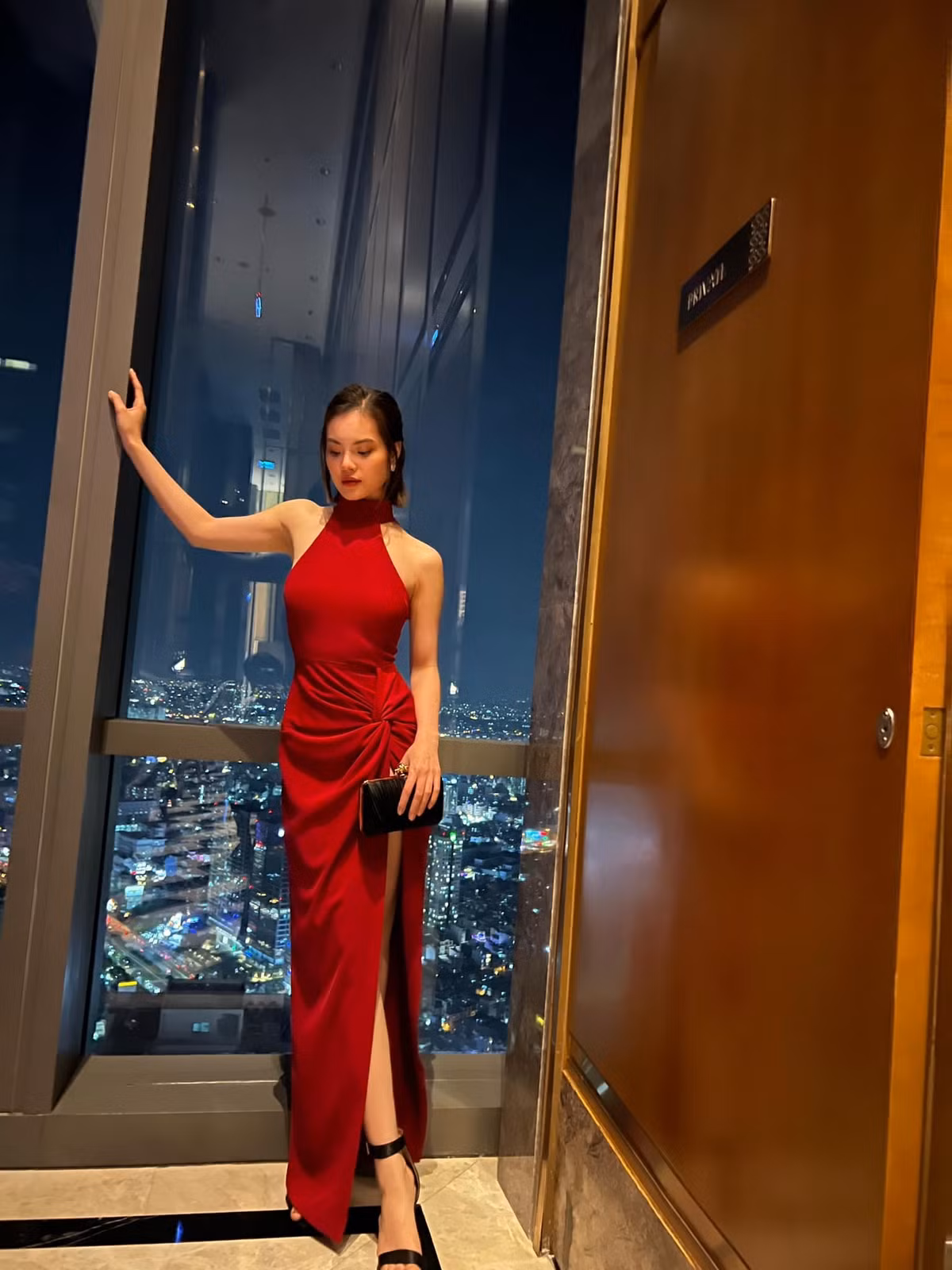 Người đẹp sinh năm 2000 còn ca hát, sáng tác. Ảnh: FB Sunny Đan Ngọc.