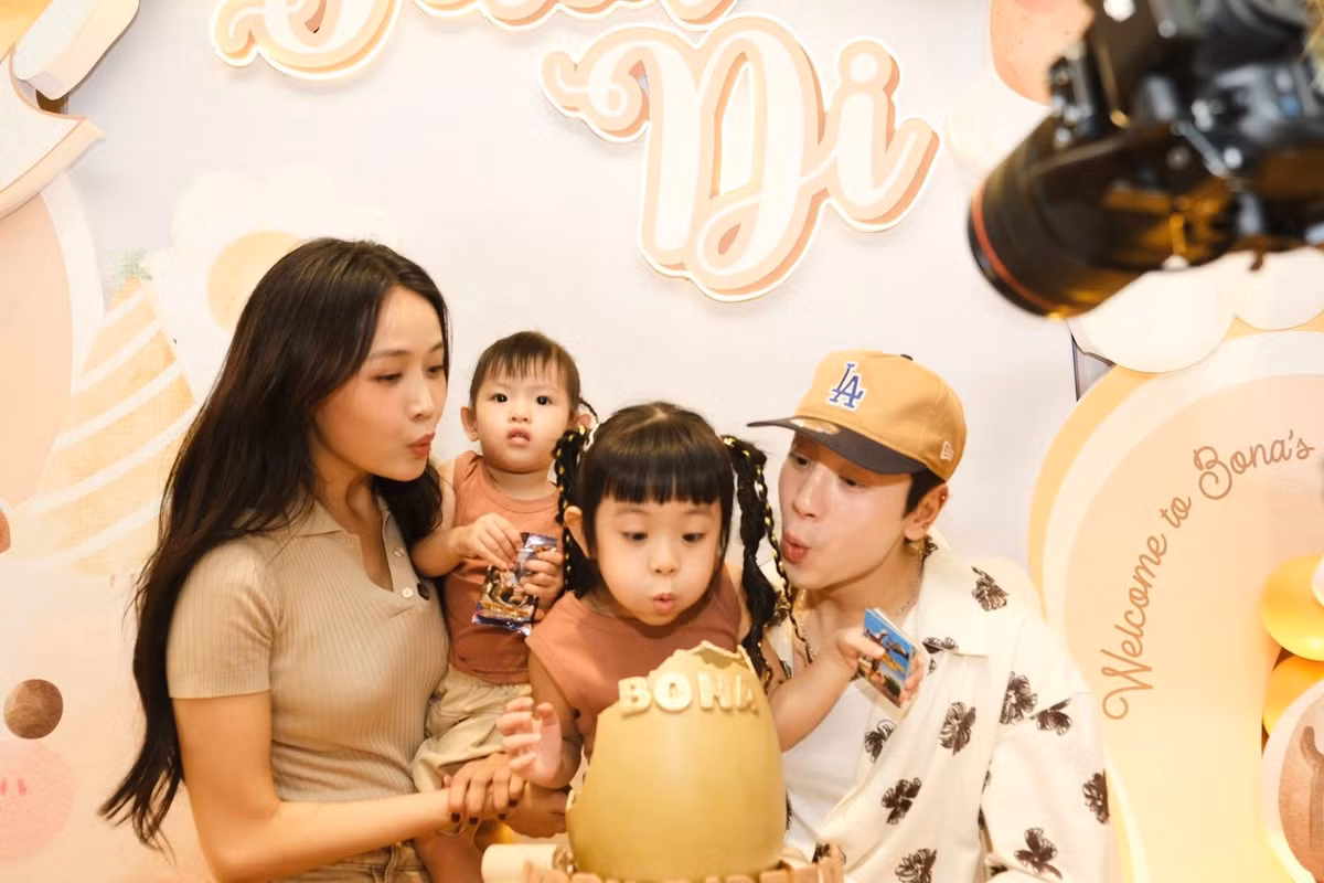 Phí Ngọc Hưng tâm sự, hai con gái là người xinh đẹp và tuyệt vời nhất. Ảnh: FB Trương Mỹ Nhân.