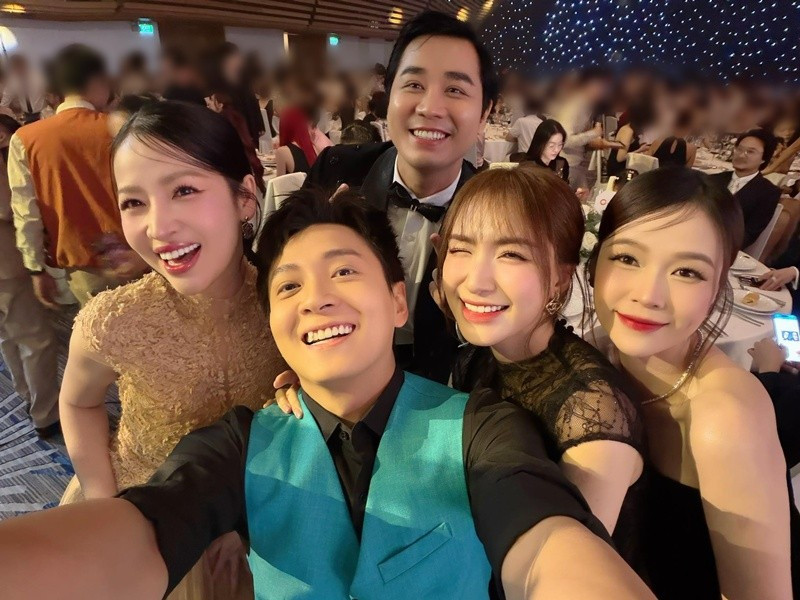 Puka, Sam, Hoà Minzy, Ngô Kiến Huy, Nguyên Khang chụp ảnh kỷ niệm khi dự đám cưới Quỳnh Châu. Ảnh: FB Puka.