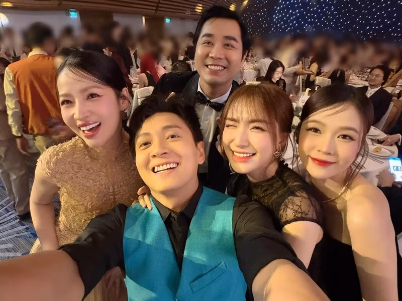 Puka, Sam, Hoà Minzy, Ngô Kiến Huy, Nguyên Khang chụp ảnh kỷ niệm khi dự đám cưới Quỳnh Châu. Ảnh: FB Puka.