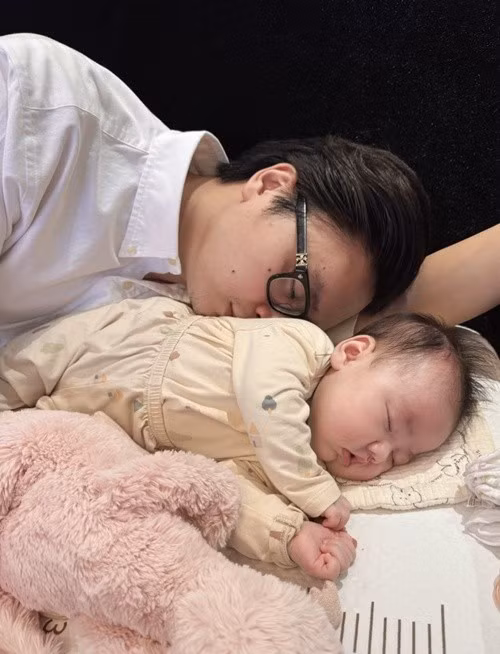 Một số người hâm mộ cho rằng bé Mochi là bản sao nhí của bố. Ảnh: FB Tú Anh.